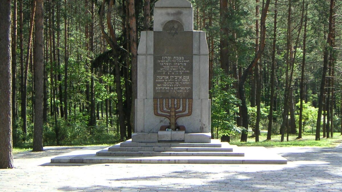 Aukštieji Paneriai 1941–1944 m. tapo masinių žudyniu vieta. Galėjo būti nužudyta apie 100 000 įvairių tautybių žmonių, iš jų apie 70 000 žydų