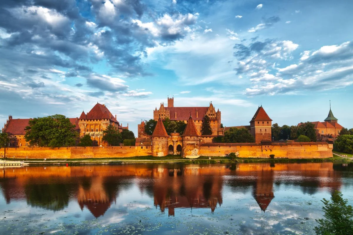 Didžiausias pilių kompleksas pasaulyje – Malborkas (Marienburg) Lenkijoje – buvo pastatytas Teutonų Riterių Ordino