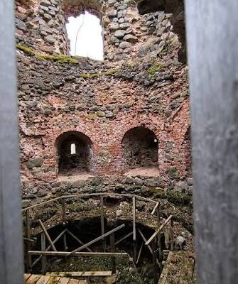 Viduramžių pilių spiralinės laiptinės: gynybinis sprendimas ar mitas?