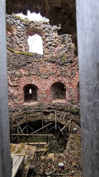 Viduramžių pilių spiralinės laiptinės: gynybinis sprendimas ar mitas?